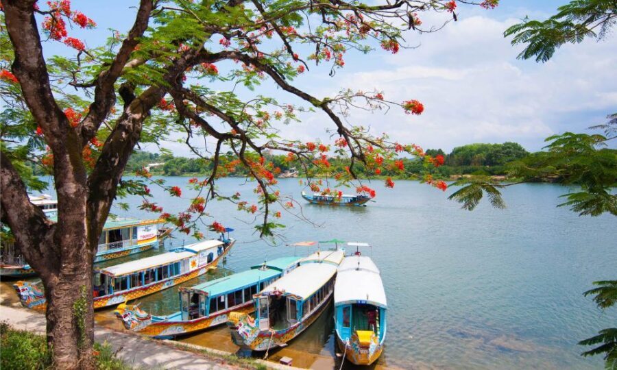 Da Nang: Hue Imperial City and Hai Van Pass Small Group Tour - Thien Mu Pagoda: the five-tier temple finale