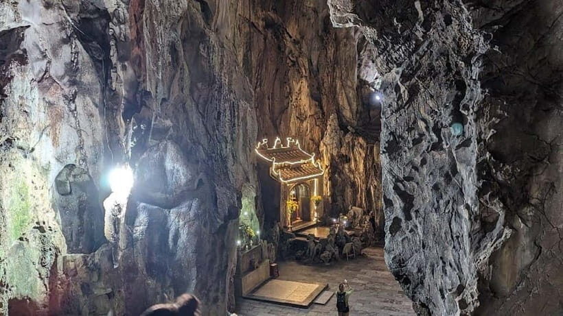 DaNang/HA: Lady Buddha, Marble Mountain & Am Phu Caves Tour - Quick food break in Da Nang: Quang noodles or Banh Xeo