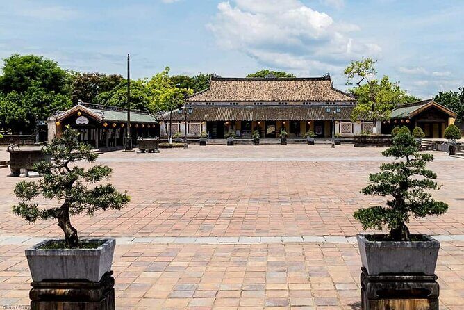 Private Full-Day Tour of Hue from Da Nang or Hoi An City - Stop 3: Thien Mu Pagoda, Hue’s symbol with an active presence